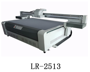 LR-2513通常我們也稱為萬能打印機(jī)，他是根據(jù)國際標(biāo)準(zhǔn)尺寸而來，加上這種uv機(jī)器不收材質(zhì)約束，差不多什么都可以打印，通常我們也稱之為萬能打印機(jī)